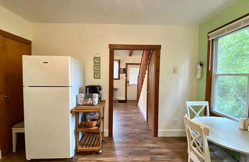 Hurleyville House | Tranquil Agrihood Bungalow Retreat with Fireplace & WiFi