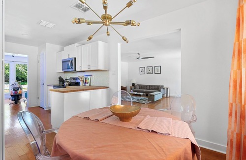 Springwoods House | New Remodeled 4BR - Pool+Jacuzzi+PoolTable+Karaoke Stage+Arcades near Domain