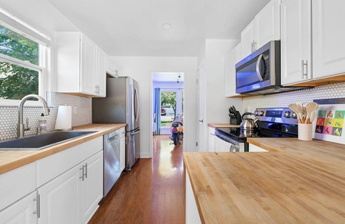 Springwoods House | New Remodeled 4BR - Pool+Jacuzzi+PoolTable+Karaoke Stage+Arcades near Domain