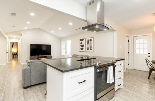 South Side House | Modern King Suite: Guest Rated 10/10 with Family-Friendly Perks