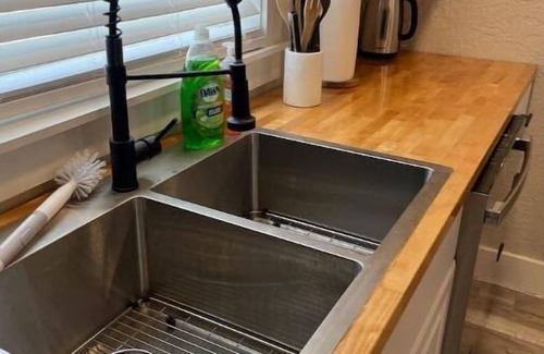 Central - Terry House | Renovated 2BD Home with Breakfast in Downtown