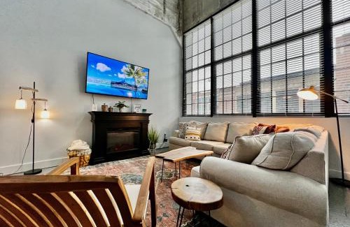Otterbien Home Apartment | Chic Loft in Historic Factory Near Kings Island - Pet Friendly