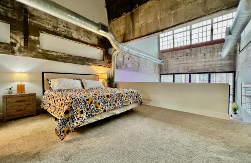 Otterbien Home Apartment | Chic Loft in Historic Factory Near Kings Island - Pet Friendly
