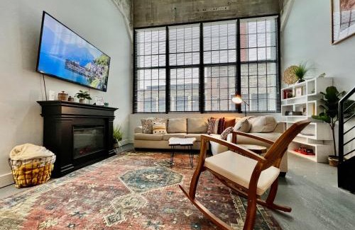 Otterbien Home Apartment | Chic Loft in Historic Factory Near Kings Island - Pet Friendly