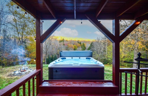 West Dover Cabin | Renovated Ski Chalet by the River with Hot Tub & Pampering Spa