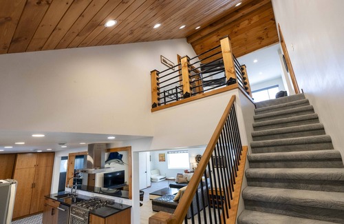 Oshkosh House | Unwind with Breathtaking Lake Views & Outdoor Hot Tub