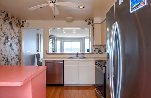 Narragansett Pier Condo | Oceanfront Retreat: Beachfront Condo with Ocean View