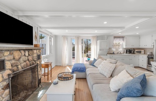 Popponesset House | New Rental-Popponesset, 2 beds, sleeps 5, A/C, 5 house walk to beach