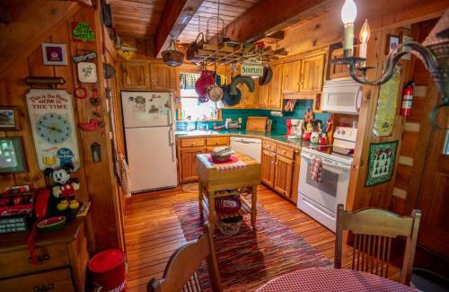 Fleetwood House | New River Access, Sleeps 9, Fire Pit, Dogs Welcome