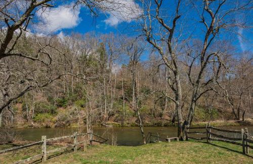 Fleetwood House | New River Access, Sleeps 9, Fire Pit, Dogs Welcome