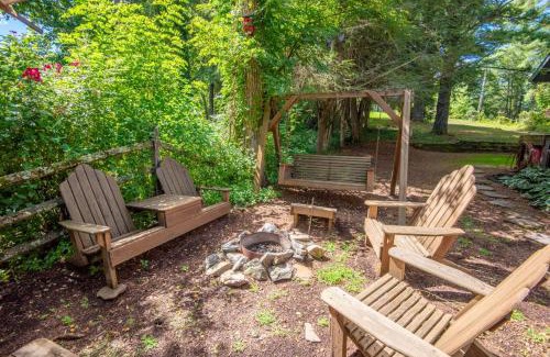Fleetwood House | New River Access, Sleeps 9, Fire Pit, Dogs Welcome