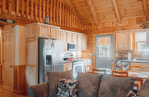 Providence Cabin | Idyllic New River Haven Cabin with Hot Tub & Kayaks