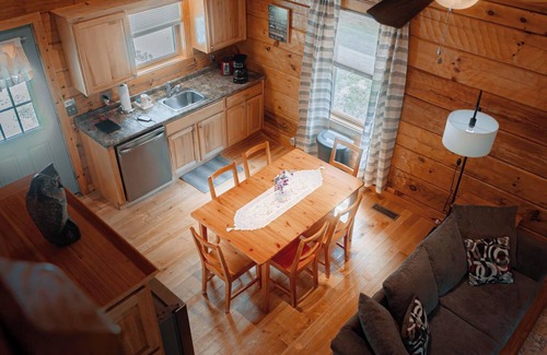 Providence Cabin | Idyllic New River Haven Cabin with Hot Tub & Kayaks