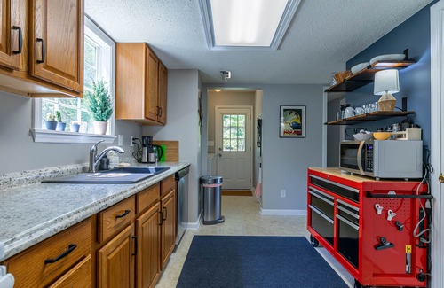 West Jefferson Cabin | Experience New River Overlook: Perfect for Adventurers!