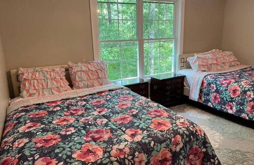 Forsyth House | Cozy Riverfront 3 Bedroom Cabin Near Jackson Lake