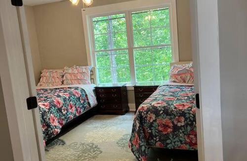 Forsyth House | Cozy Riverfront 3 Bedroom Cabin Near Jackson Lake
