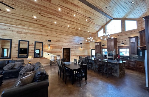 Murfreesboro House | Unforgettable Riverfront Lodge near Crater of Diamonds