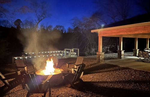 Murfreesboro House | Unforgettable Riverfront Lodge near Crater of Diamonds