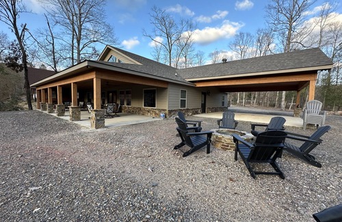 Murfreesboro House | Unforgettable Riverfront Lodge near Crater of Diamonds