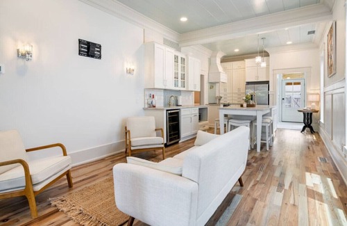 New Albany House | New! Riverside Cottage | Hot Tub | Hammock
