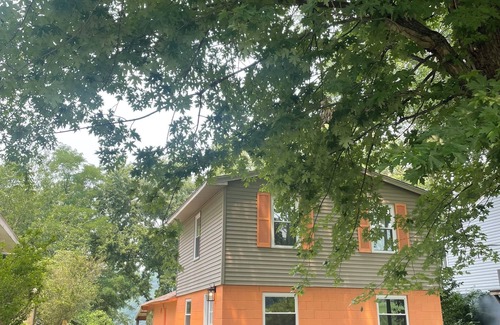 Prospect House | Ideal Riverside Retreat - Perfect for Pets and Families!