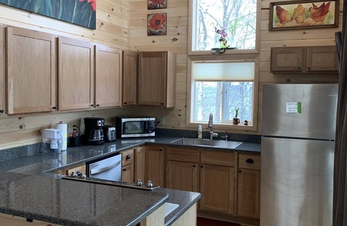 New Marshfield Cabin | Romantic Couples Cabin with Hot Tub Near Athens & Hocking Hills