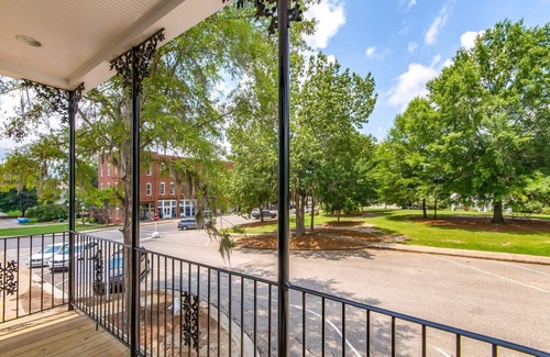 Mount Meigs House | Inviting Hotel: Perfect for Executive Retreats & Family Fun
