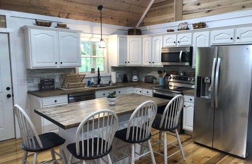 Jamestown Cabin | Perfect Rustic Retreat Near State Dock, Pet Friendly!