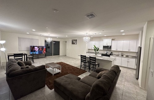 Tucson House | Modern Hotel with Panoramic Views and Pool Access