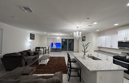 Tucson House | Modern Hotel with Panoramic Views and Pool Access