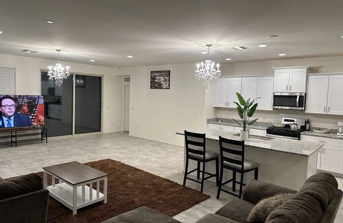 Tucson House | Modern Hotel with Panoramic Views and Pool Access