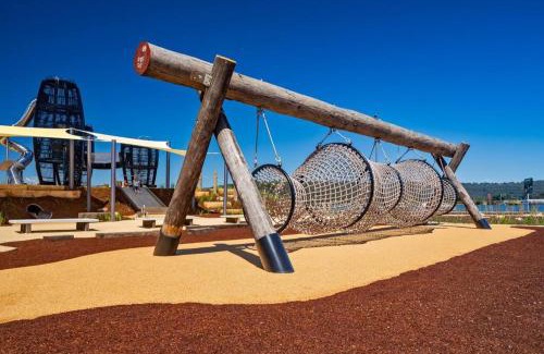 Point Frederick House | Discover Pet-Friendly New Sailors Cove - 4 Star Rated Stay