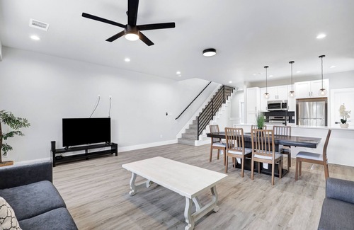 Historic Garderns House | New Sanders Home! 3 Bedroom, 3.5 bath. Downtown.