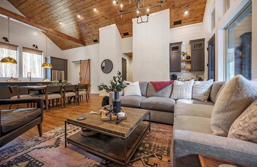 Broken Bow Cabin | New! Sauna, Arcade, Firepit & Spa - Sleeps 10