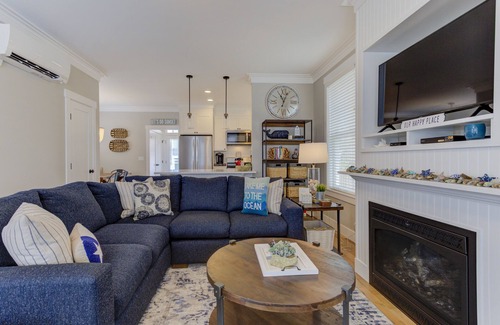 Seabrook House | Discover Seabrook's Tide & Seak: Steps from the Pool!