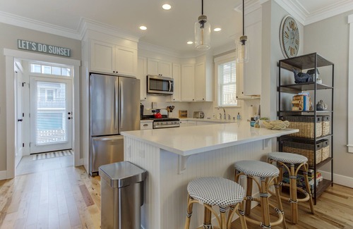 Seabrook House | Discover Seabrook's Tide & Seak: Steps from the Pool!
