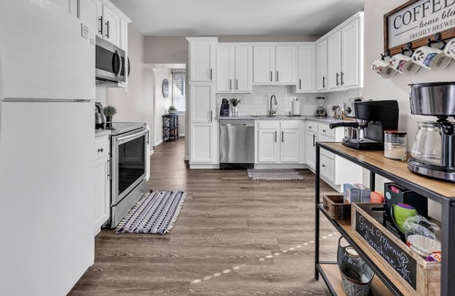 Imperial House | NEW! Serene Corner Cottage with Hot Tub