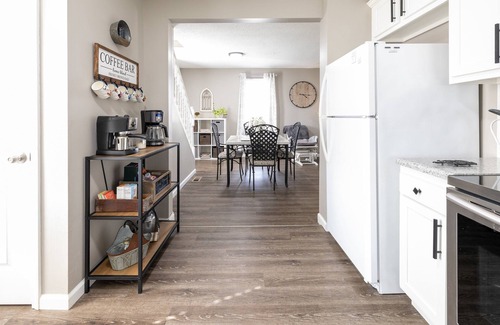 Imperial House | NEW! Serene Corner Cottage with Hot Tub