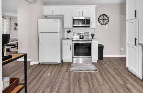 Imperial House | NEW! Serene Corner Cottage with Hot Tub