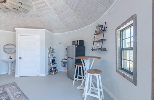 Bell County House | NEW! Silo Inn - Sugar Studio Bungalow - Pets Allowed