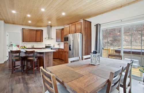 Vilas Cabin | Delightful Single-Level Cabin Near Boone with Hot Tub