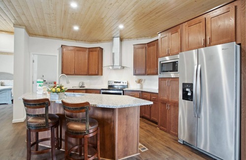 Vilas Cabin | Delightful Single-Level Cabin Near Boone with Hot Tub