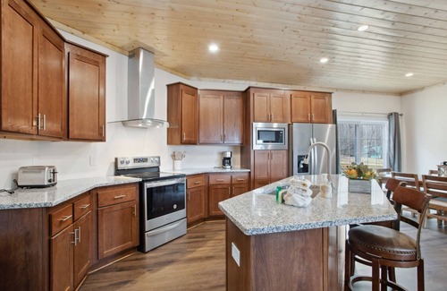 Vilas Cabin | Delightful Single-Level Cabin Near Boone with Hot Tub