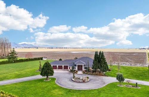 Mount Vernon House | New Skagit Tulip Farm Estate 3 beds 2 baths