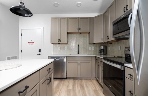 Traverse City Condo | Ideal Slabtown Suites with Kitchen & Breakfast Included