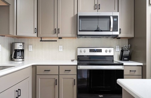 Traverse City Condo | Ideal Slabtown Suites with Kitchen & Breakfast Included