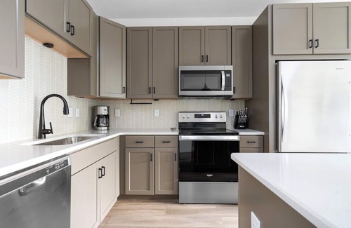 Traverse City Condo | Ideal Slabtown Suites with Kitchen & Breakfast Included