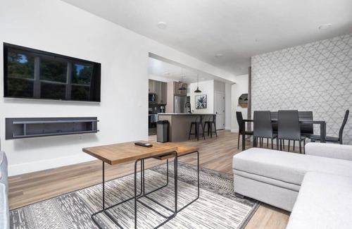 Traverse City Condo | Top-Rated Slabtown Suites with Kitchen & Breakfast Included