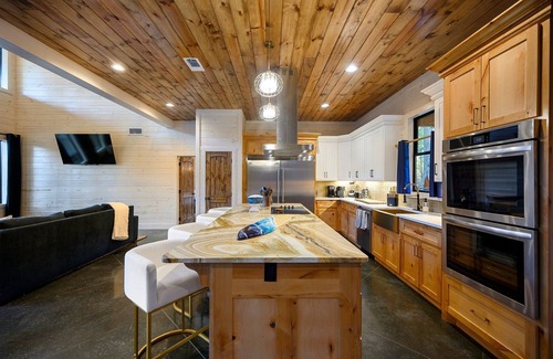 Pickens Cabin | New-Sleeps 30-Pool-Pond-Kayaks-Golf-Spa-BBall-Poker-Ping Pong-Skeeball-ATVs