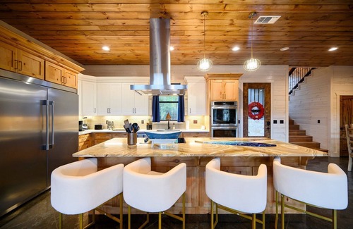 Pickens Cabin | New-Sleeps 30-Pool-Pond-Kayaks-Golf-Spa-BBall-Poker-Ping Pong-Skeeball-ATVs